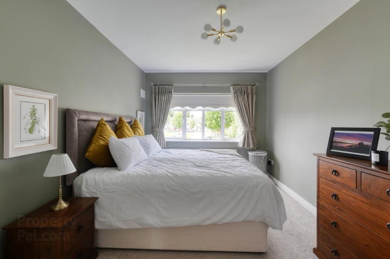 4 Heathfield Close 7 of 23
