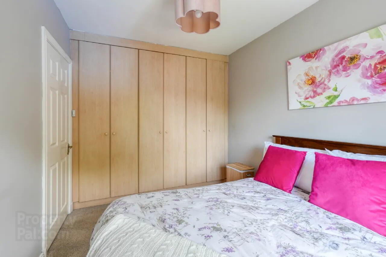 4 Heathfield Close 9 of 23