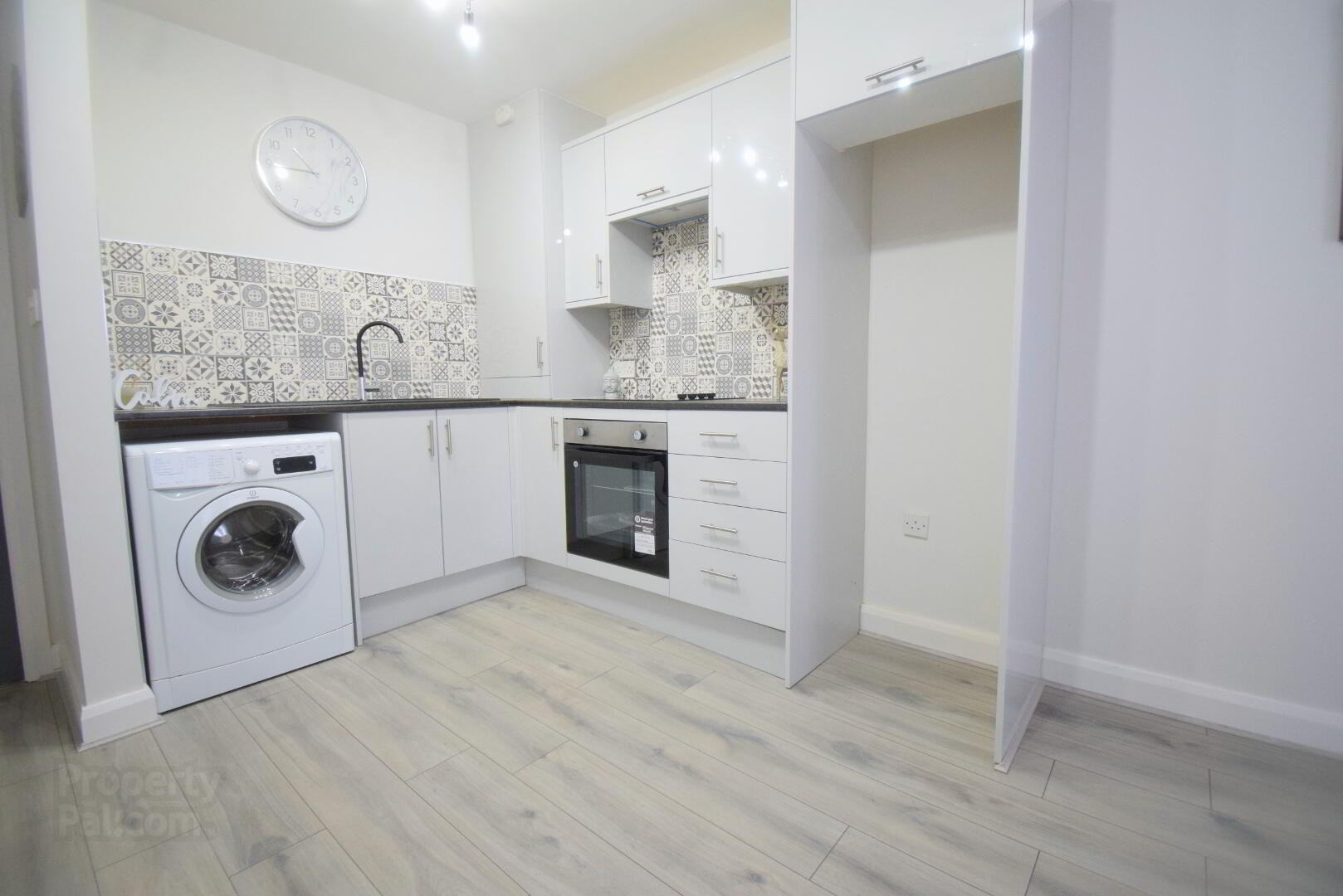 Unit 5a, Heath Lodge Square 5 of 17