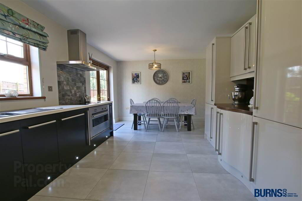 8 Hawthorne Crescent 6 of 27