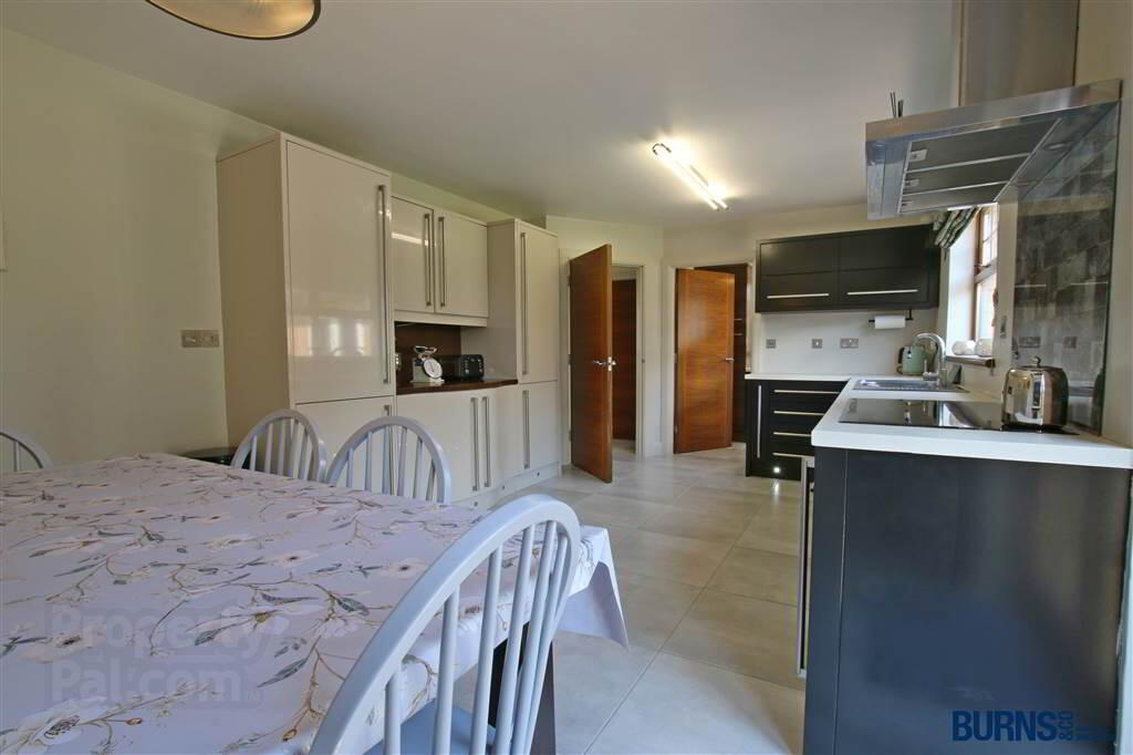 8 Hawthorne Crescent 8 of 27