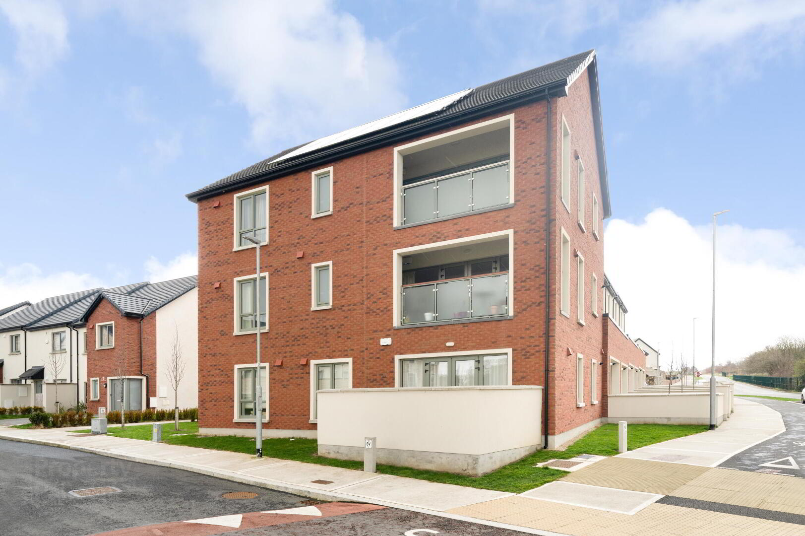 15 Newtown Walk 1 of 33