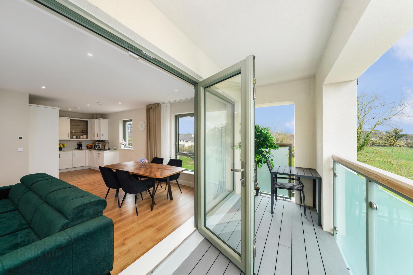 15 Newtown Walk 13 of 33