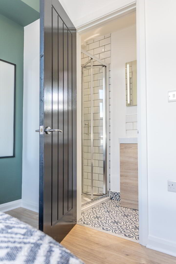 Room 4, 9 Frank Street 7 of 20