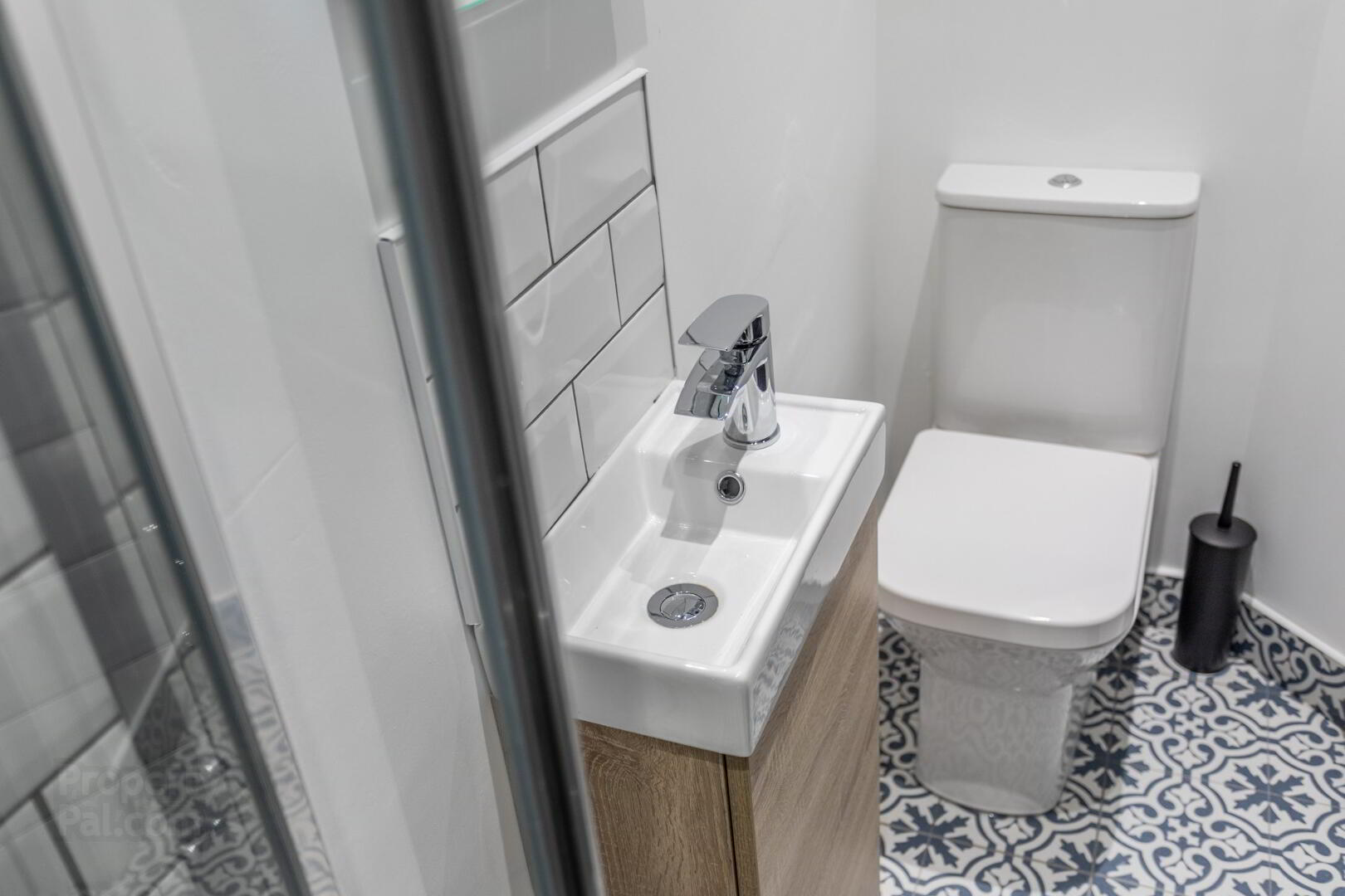Room 4, 9 Frank Street 9 of 20