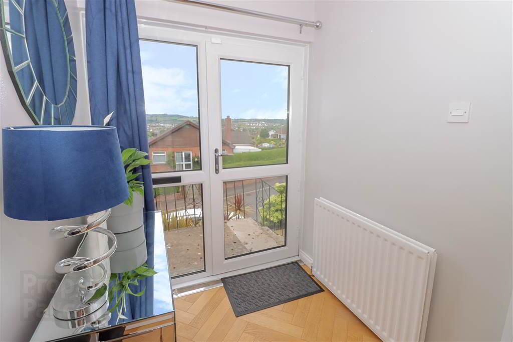 25 Ferndene Gardens 4 of 23