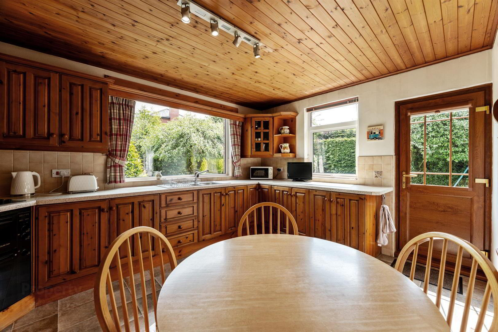 12 Kensington Gardens West 11 of 31