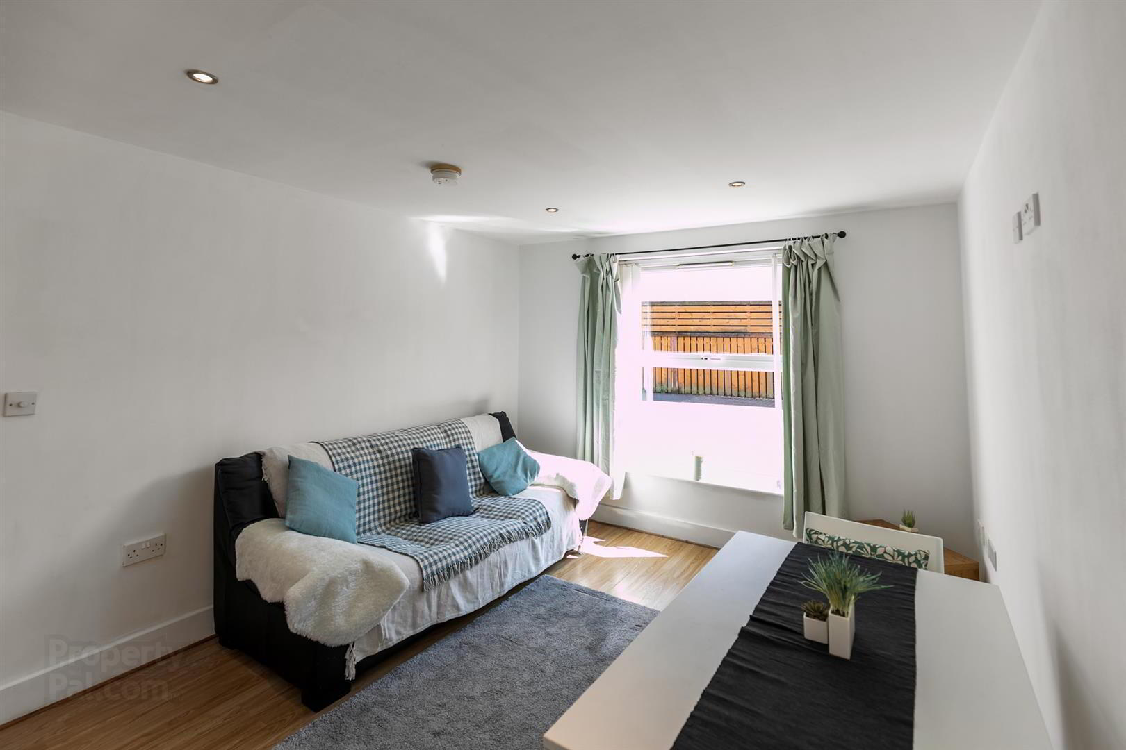 Apt 4 Strand Central, 27 Hillfoot Street 6 of 15
