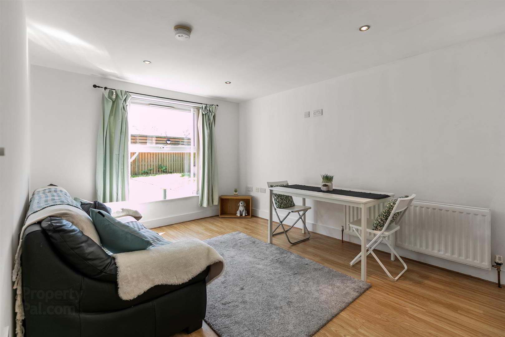 Apt 4 Strand Central, 27 Hillfoot Street 4 of 15