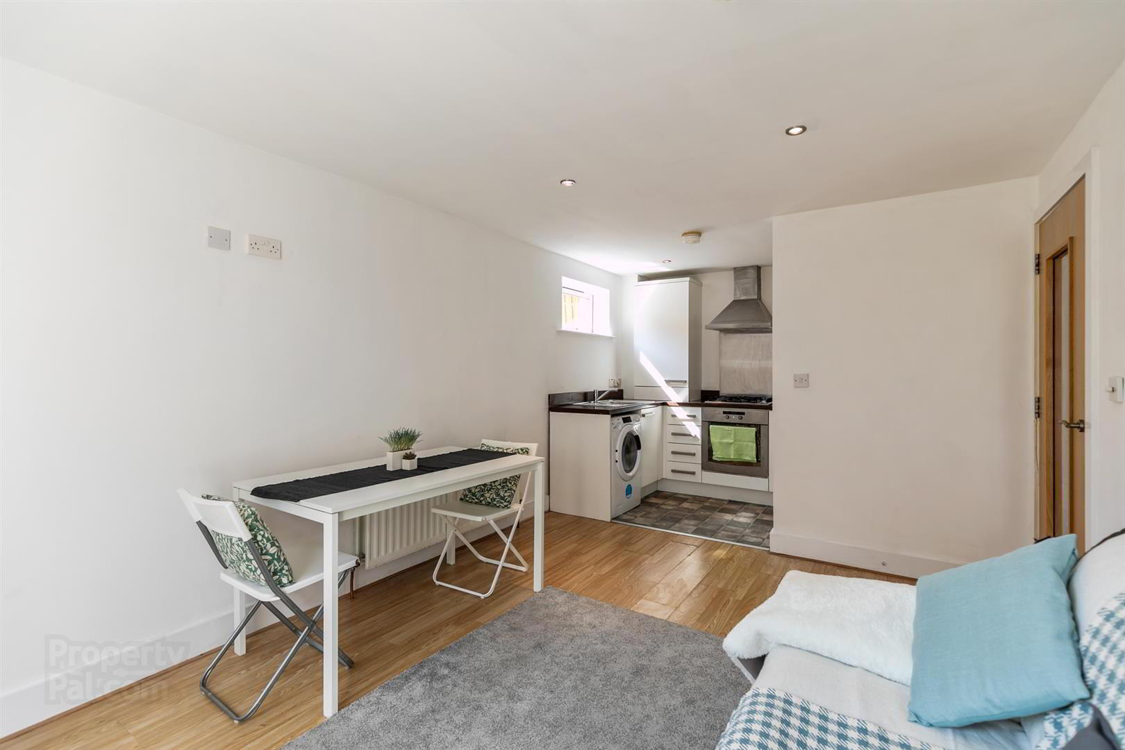 Apt 4 Strand Central, 27 Hillfoot Street 5 of 15