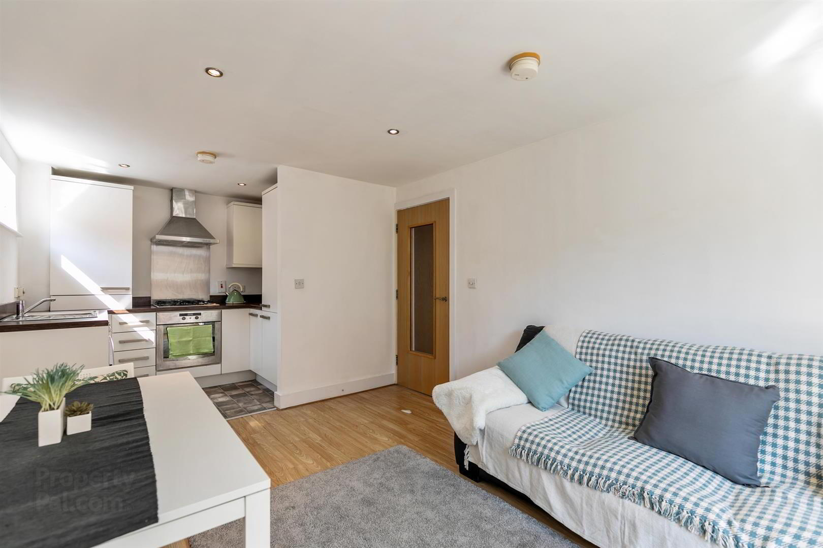 Apt 4 Strand Central, 27 Hillfoot Street 8 of 15
