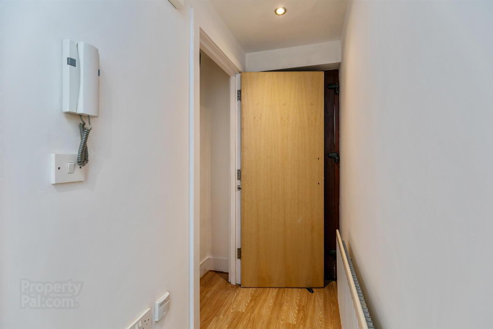 Apt 4 Strand Central, 27 Hillfoot Street 10 of 15