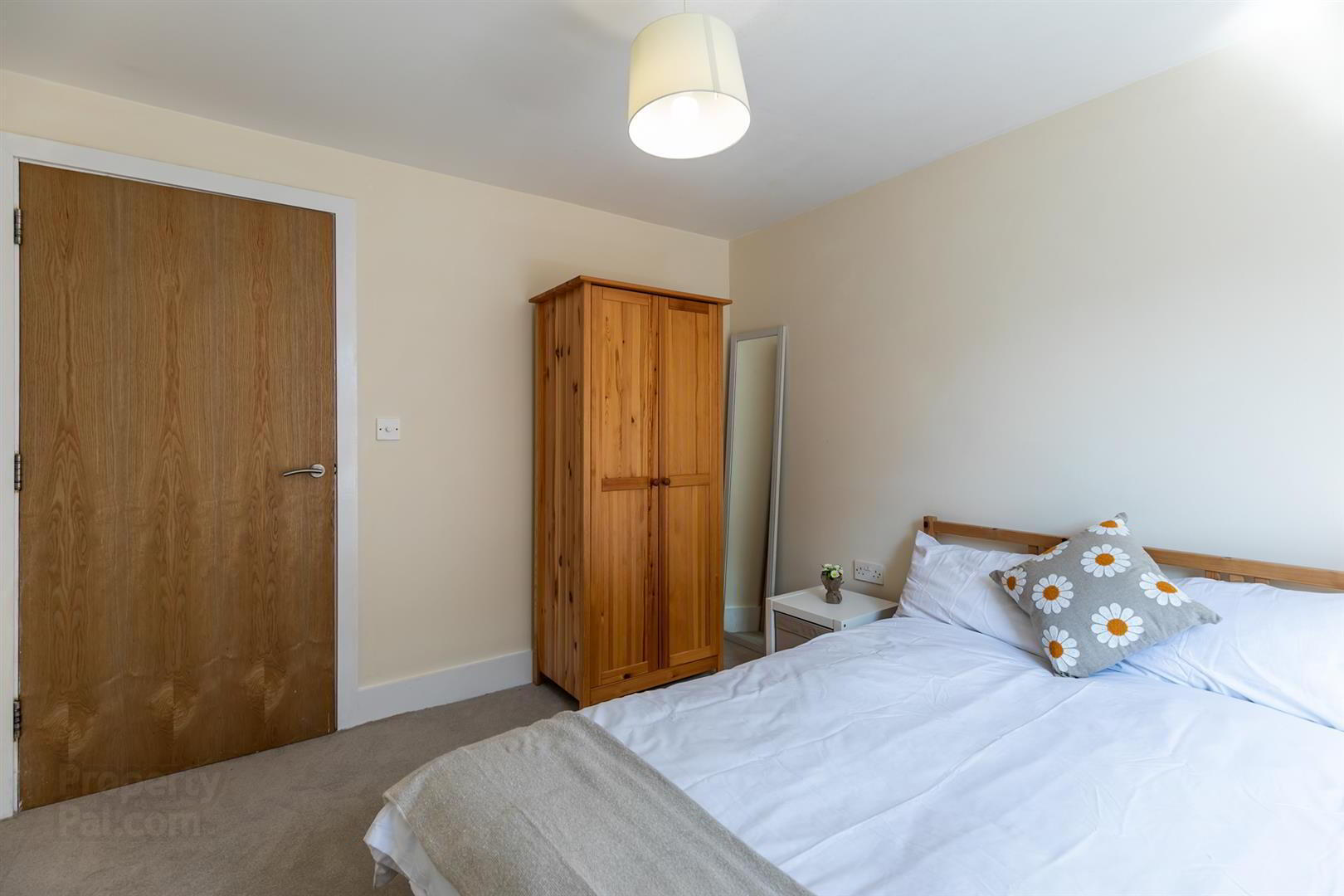 Apt 4 Strand Central, 27 Hillfoot Street 11 of 15
