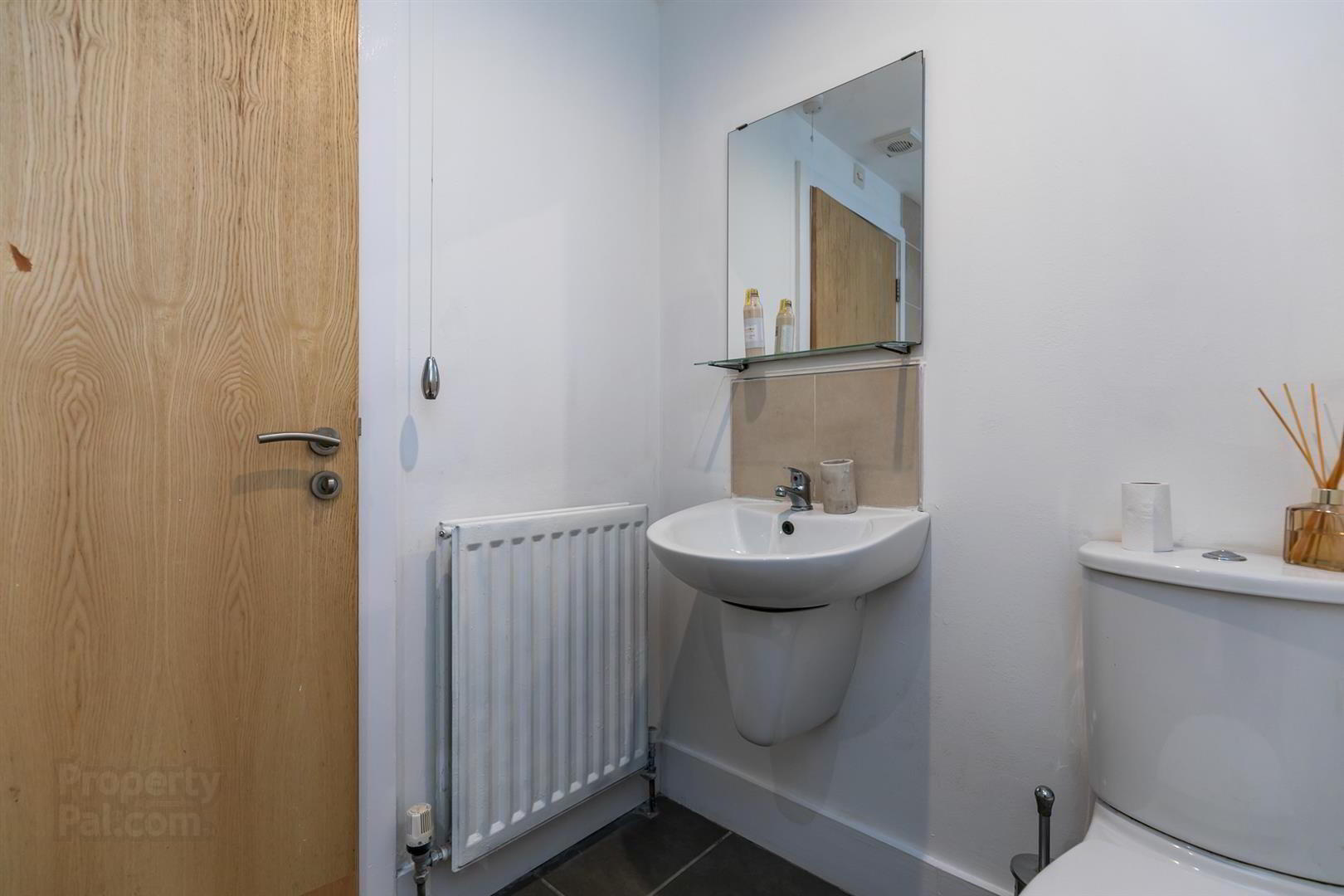 Apt 4 Strand Central, 27 Hillfoot Street 12 of 15