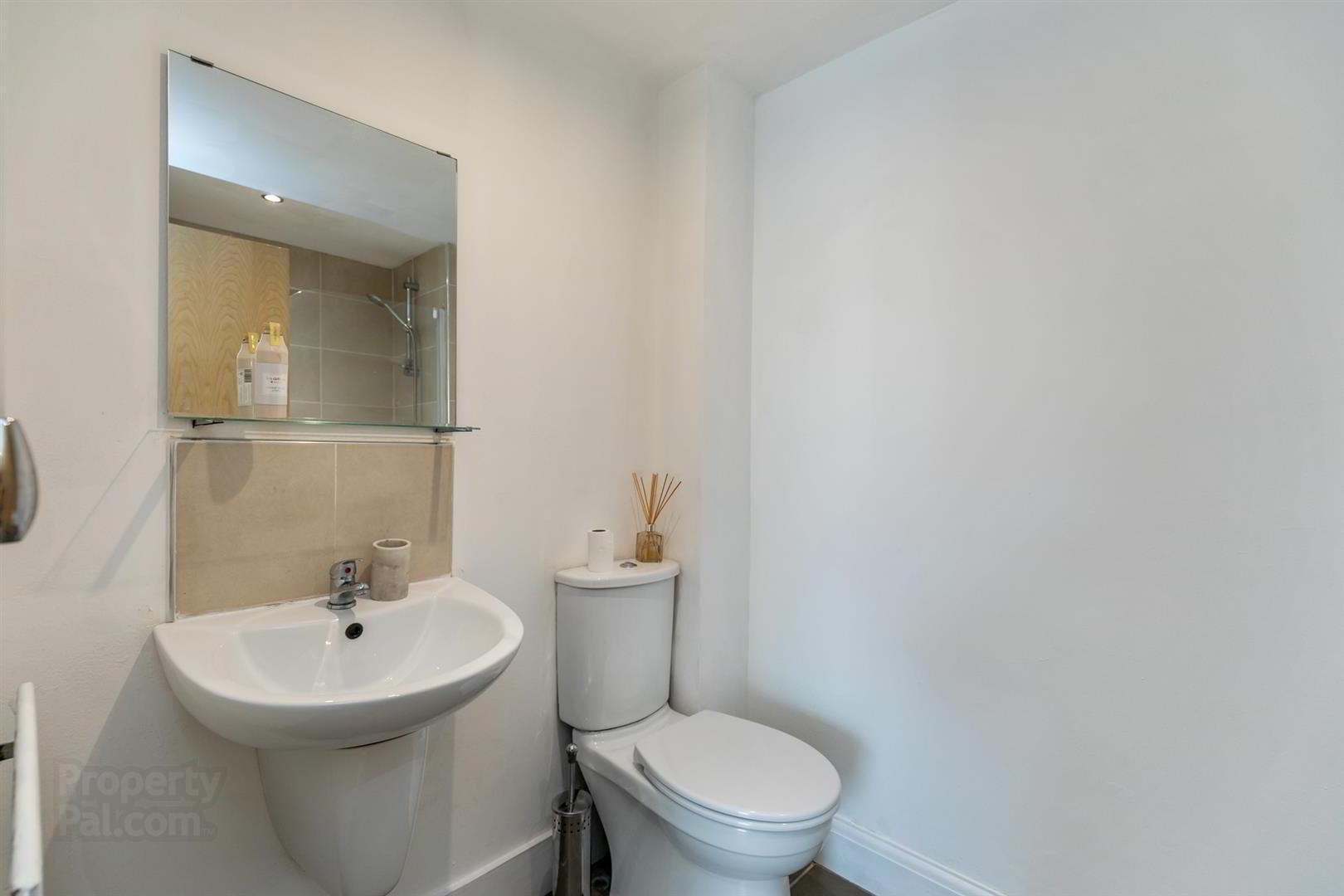 Apt 4 Strand Central, 27 Hillfoot Street 13 of 15