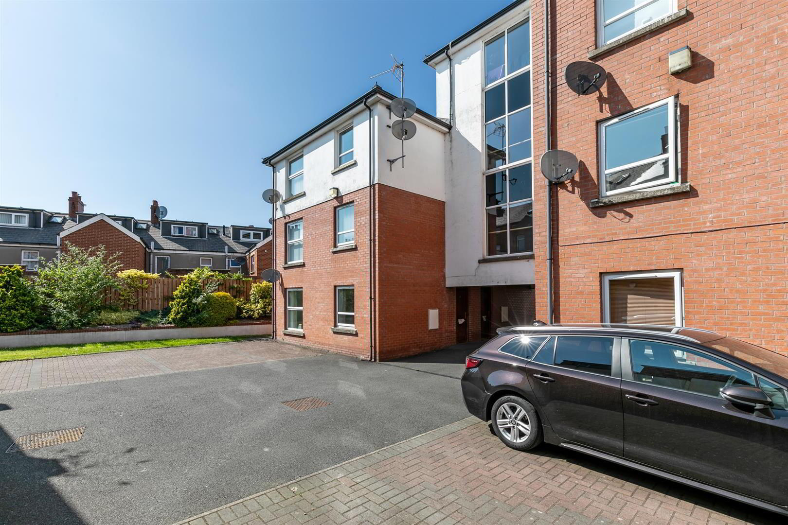 Apt 4 Strand Central, 27 Hillfoot Street 14 of 15