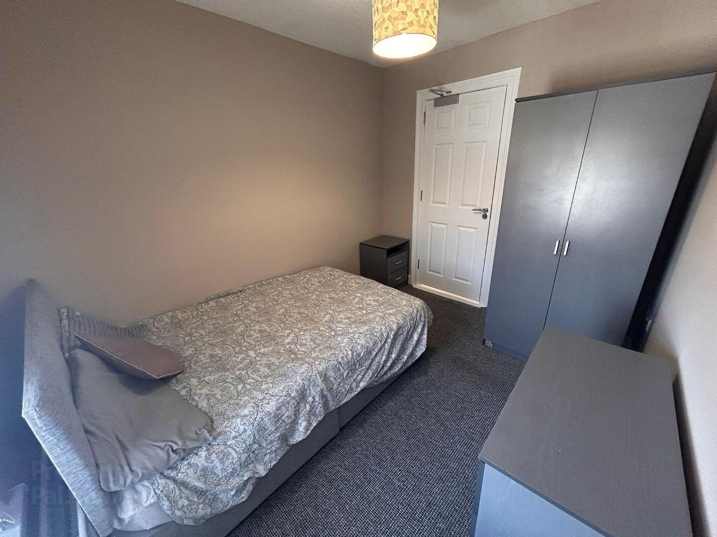 Room 5, Portmore Street 1 of 6