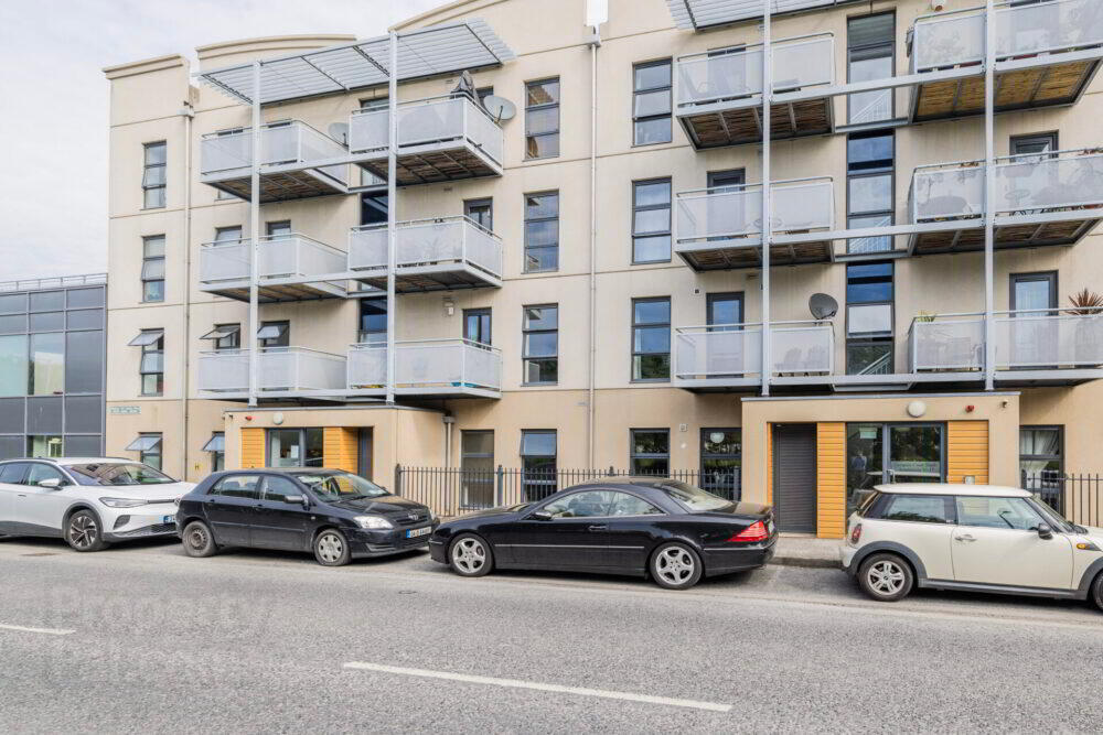 Apt 10, Compass Court Sourt 1 of 23