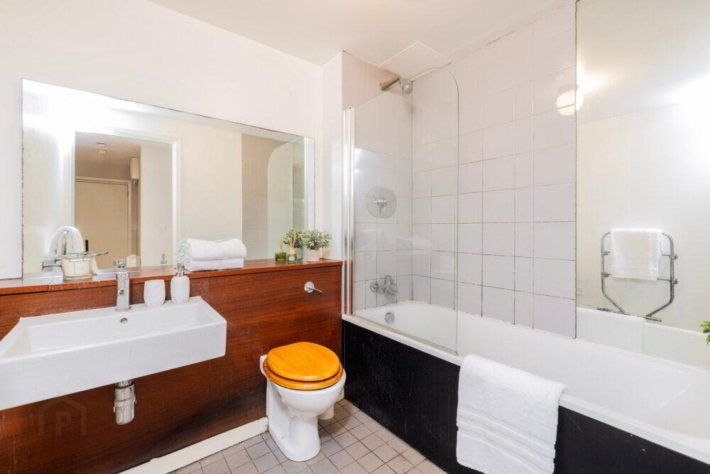 Apt 10, Compass Court Sourt 9 of 28
