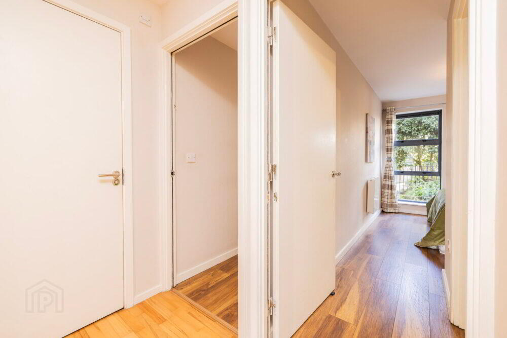 Apt 10, Compass Court Sourt 8 of 28