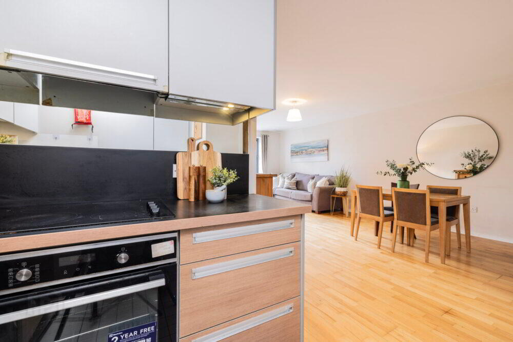 Apt 10, Compass Court Sourt 6 of 28