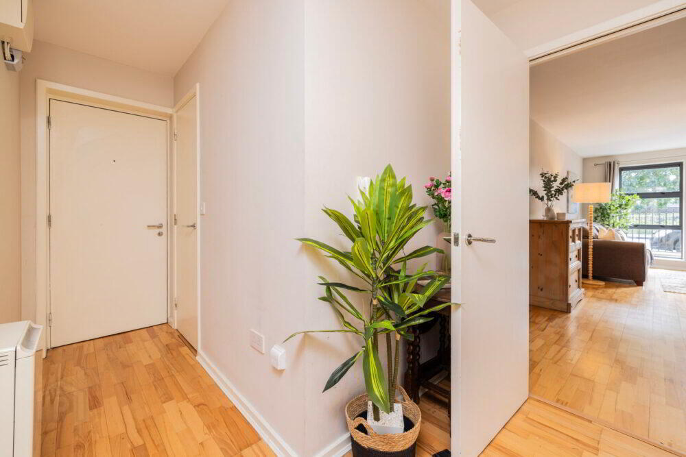 Apt 10, Compass Court Sourt 7 of 28