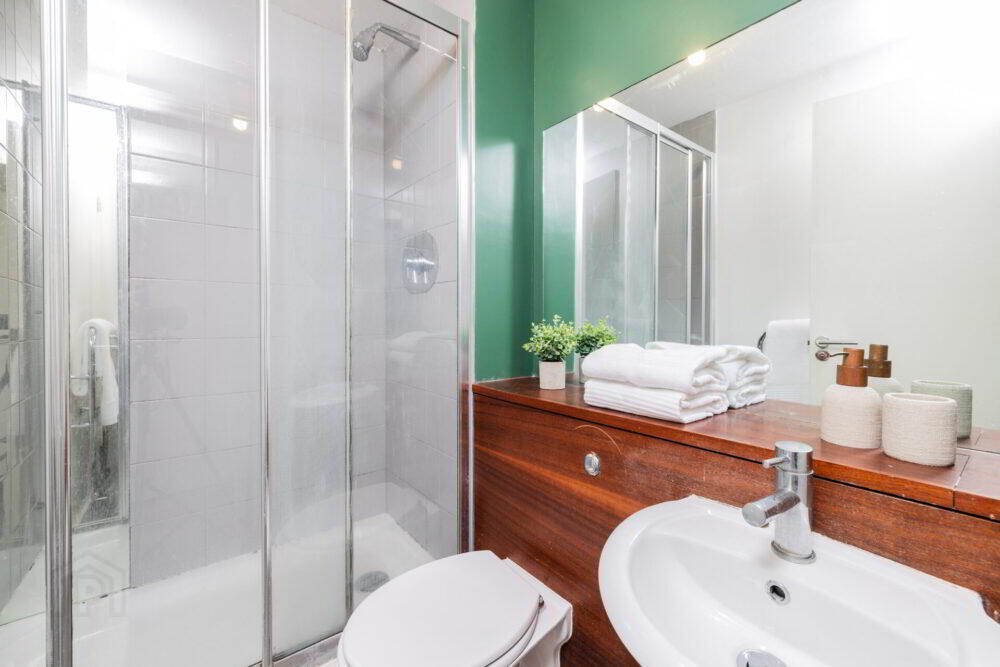 Apt 10, Compass Court Sourt 13 of 28