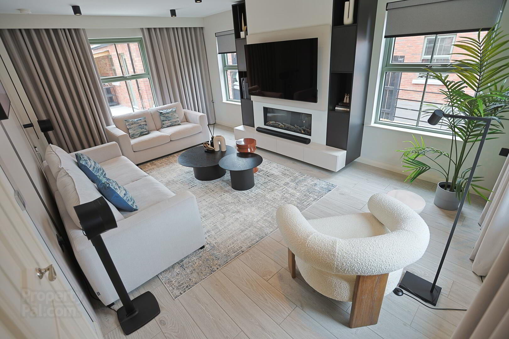3 Blackthorn Manor 7 of 102