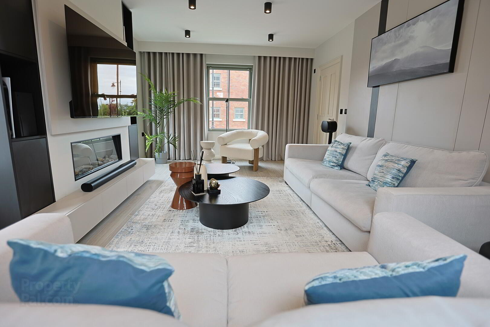 3 Blackthorn Manor 16 of 102