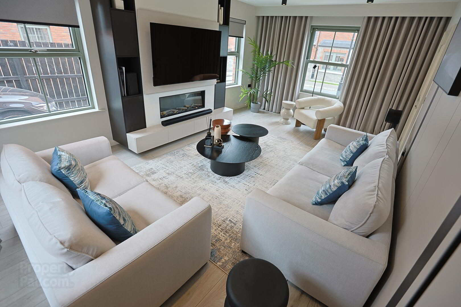 3 Blackthorn Manor 17 of 102