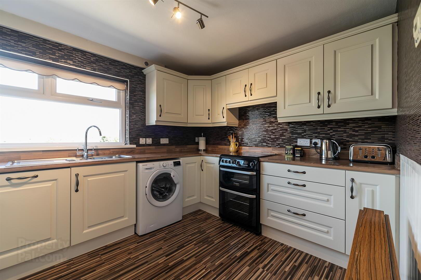 16 Lothian Avenue 8 of 19