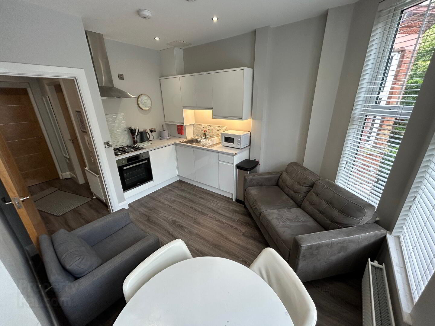 Apt 4, 61 Eglantine Avenue 4 of 12