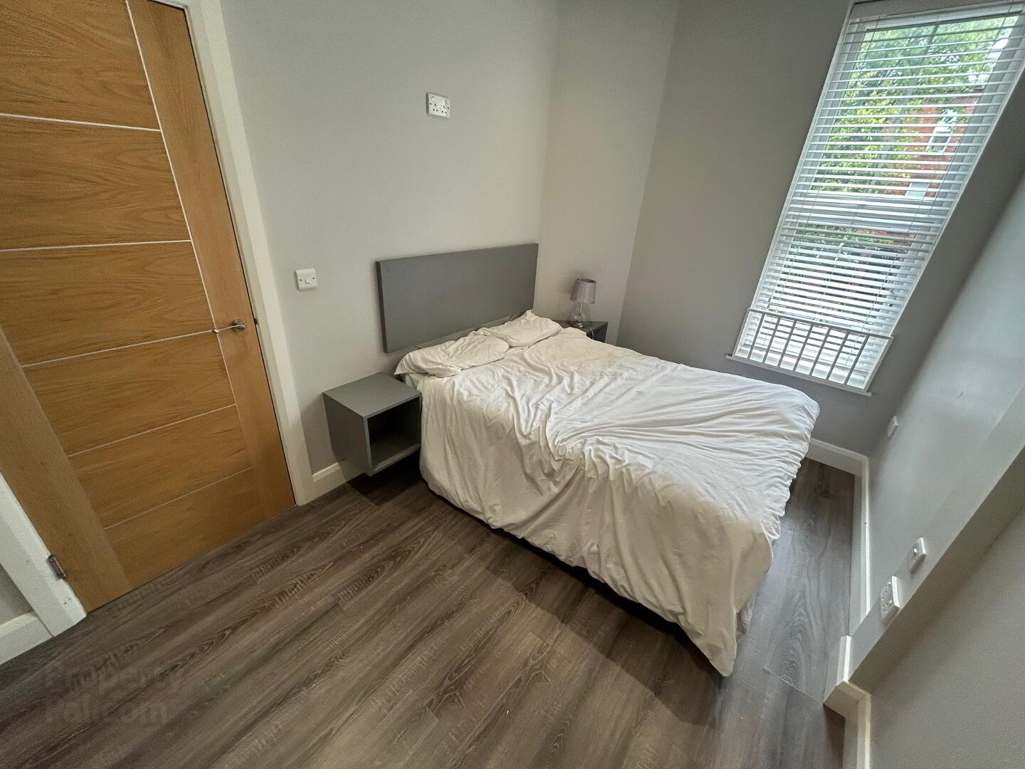 Apt 4, 61 Eglantine Avenue 7 of 12