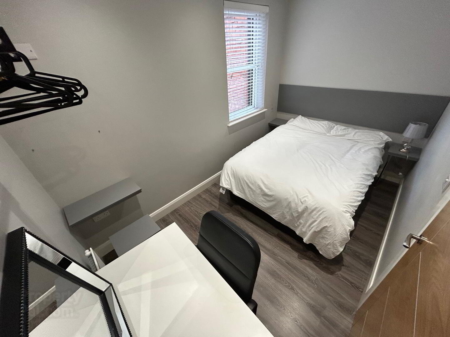 Apt 4, 61 Eglantine Avenue 9 of 12