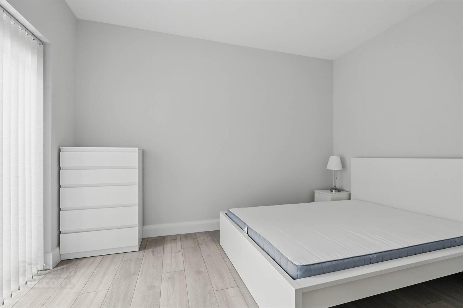 Apt 3, 37 Wellington Park 11 of 15
