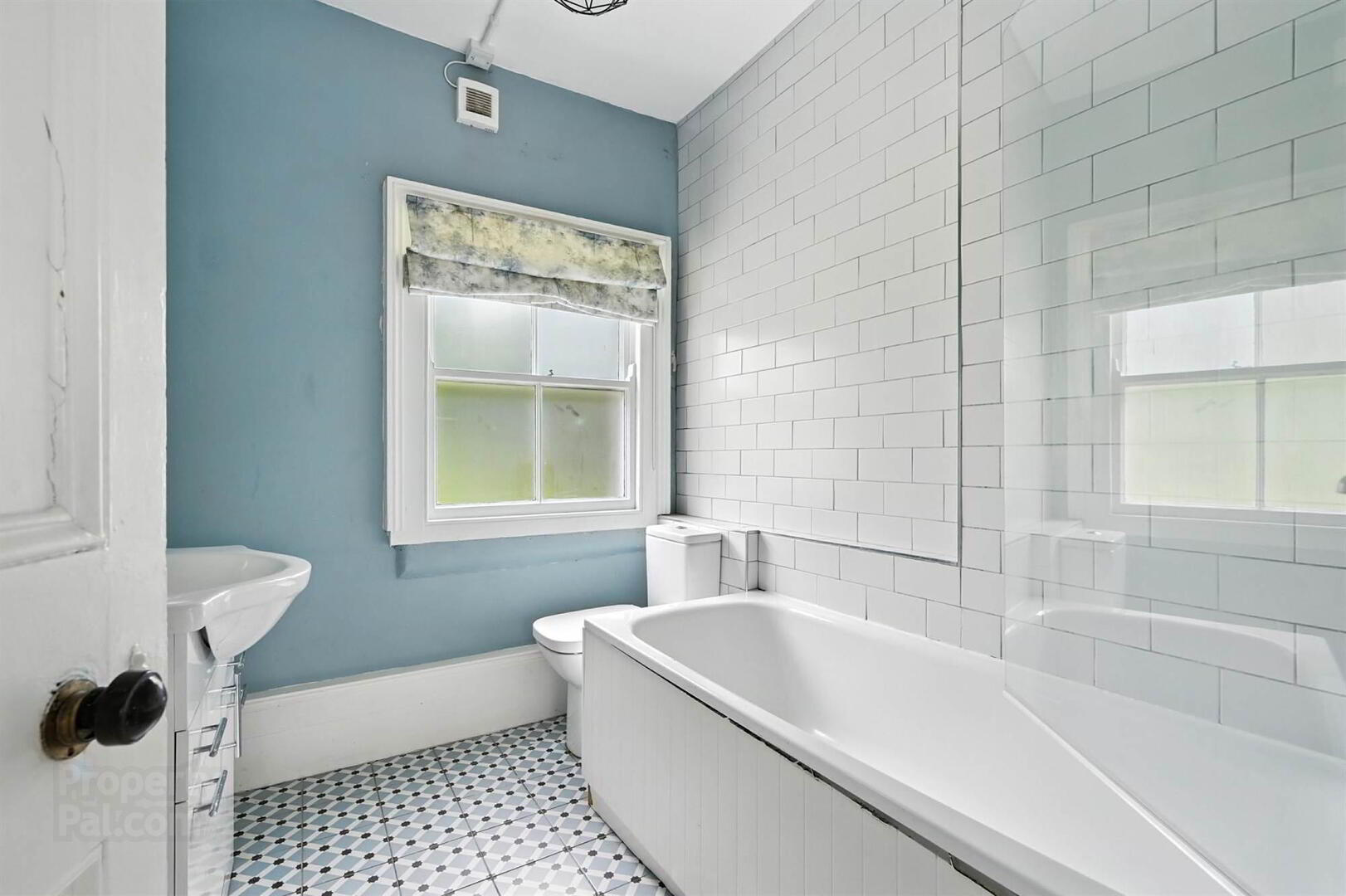 Flat 3 Lismachan House, 378 Belmont Road 10 of 14