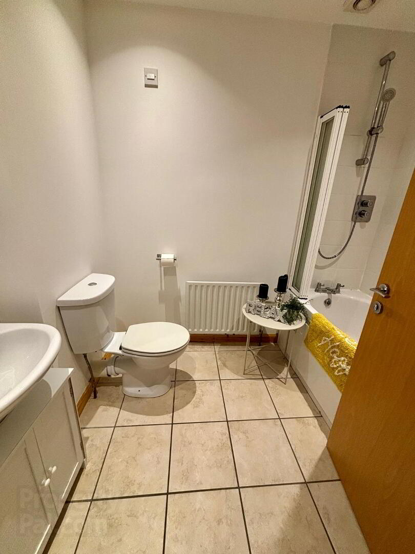 17 Shaftesbury Drive 13 of 20