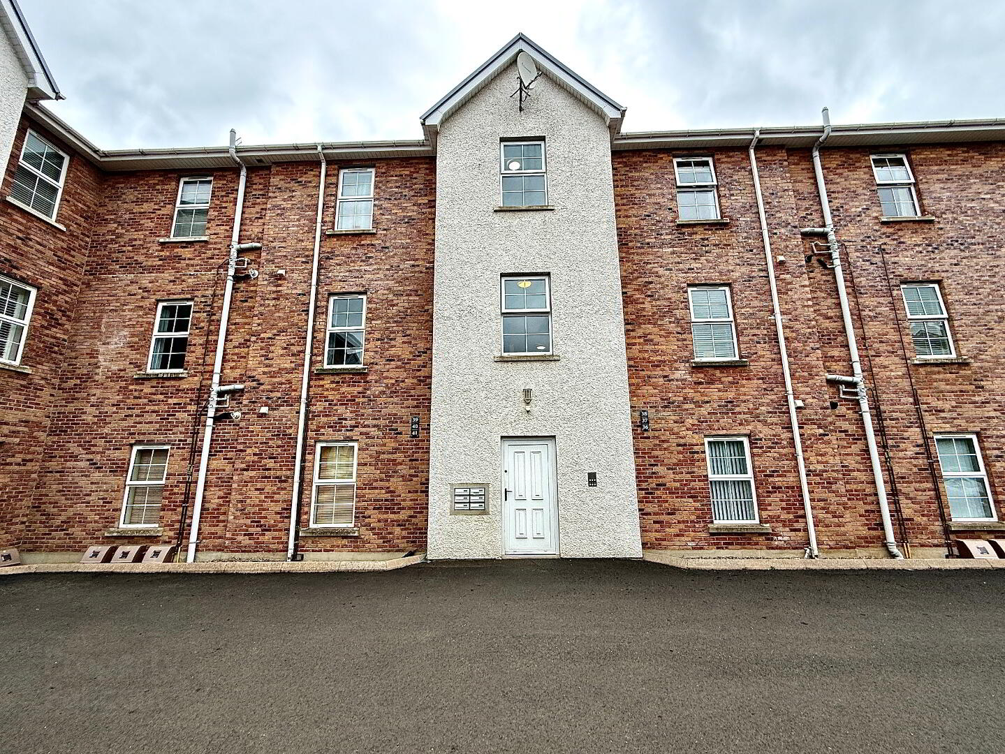 38 Waterfoot Park 3 of 36