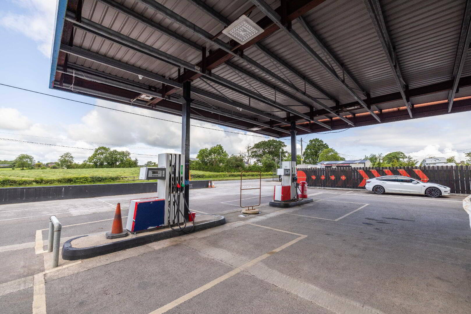 2 MIDWAY FILLING STATION AND RETAIL UNITS ( No.), 93/97 Tullyraine Road 6 of 10