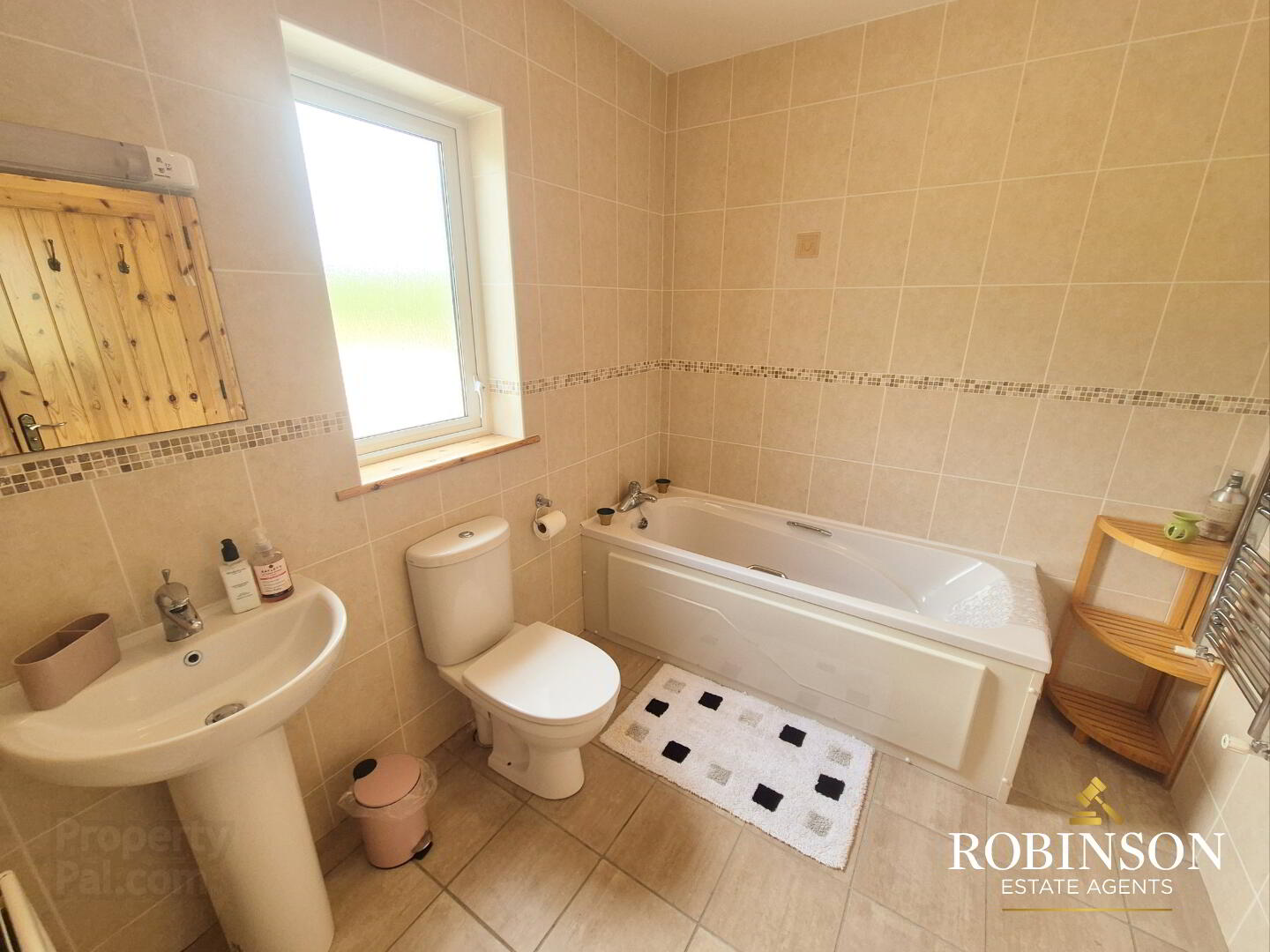 4 Bedroom House, Legland 10 of 15