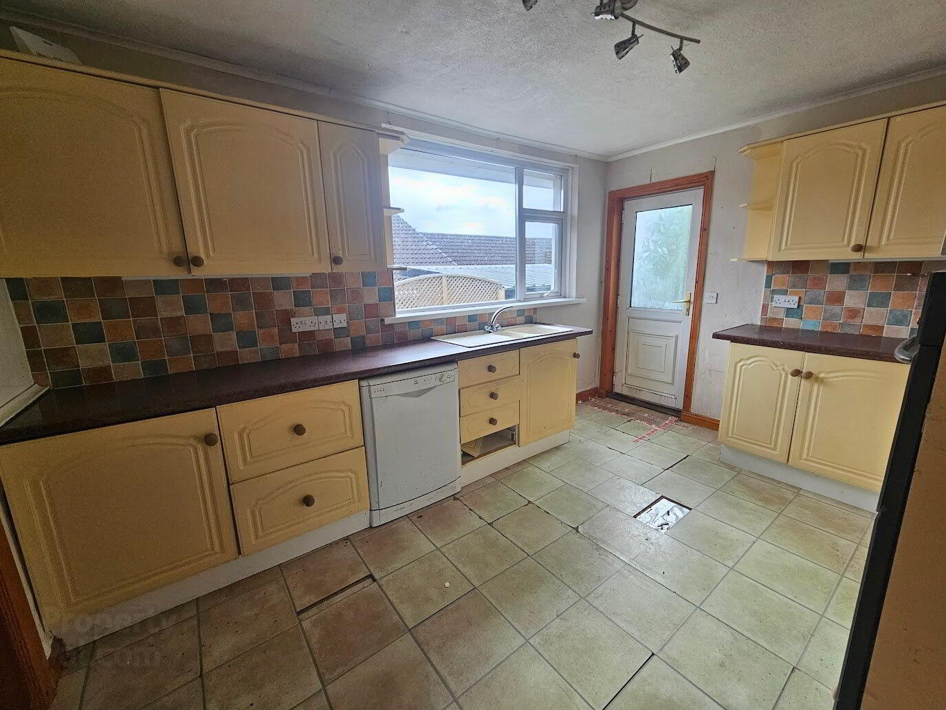 22 Dixon Road 5 of 16