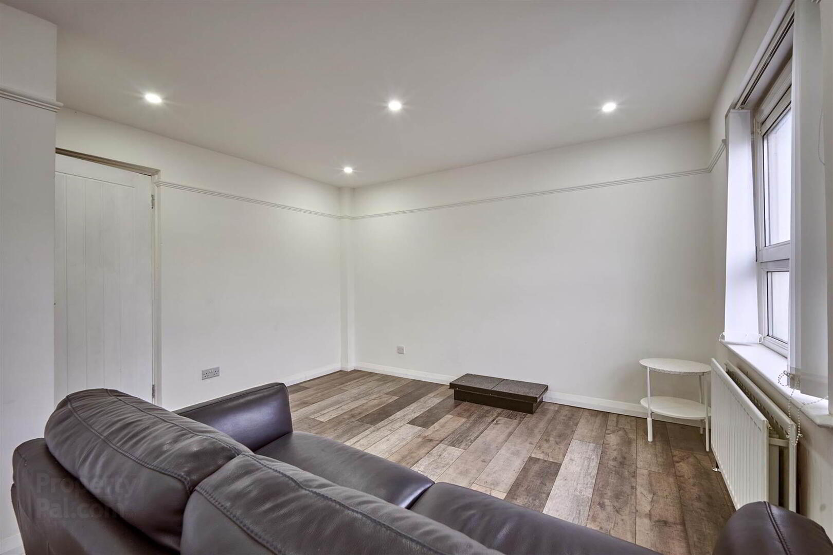25b Strand Avenue 3 of 16