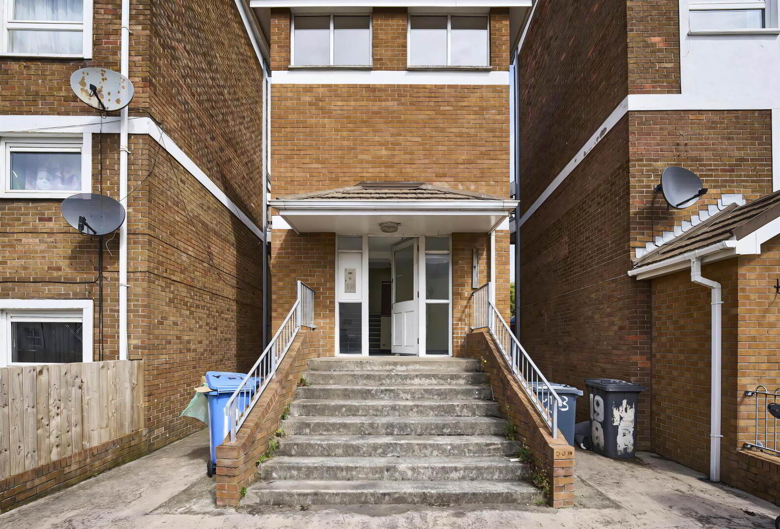 25b Strand Avenue 1 of 16