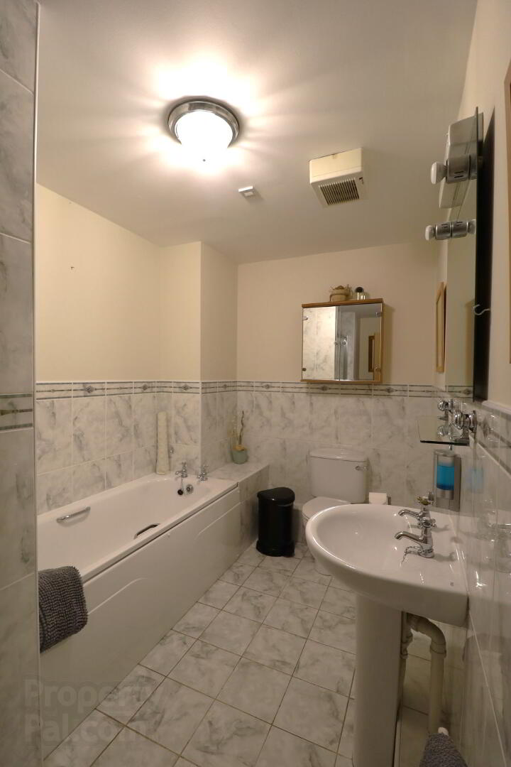 D10 Waterfoot, Main Street 19 of 23