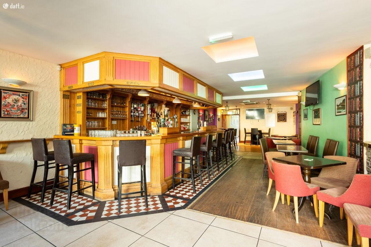 O'Brien's Bar, 3 South Square 5 of 30