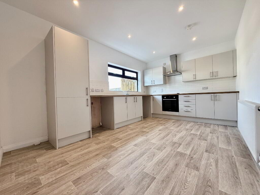 81 Pinewood Avenue 3 of 9
