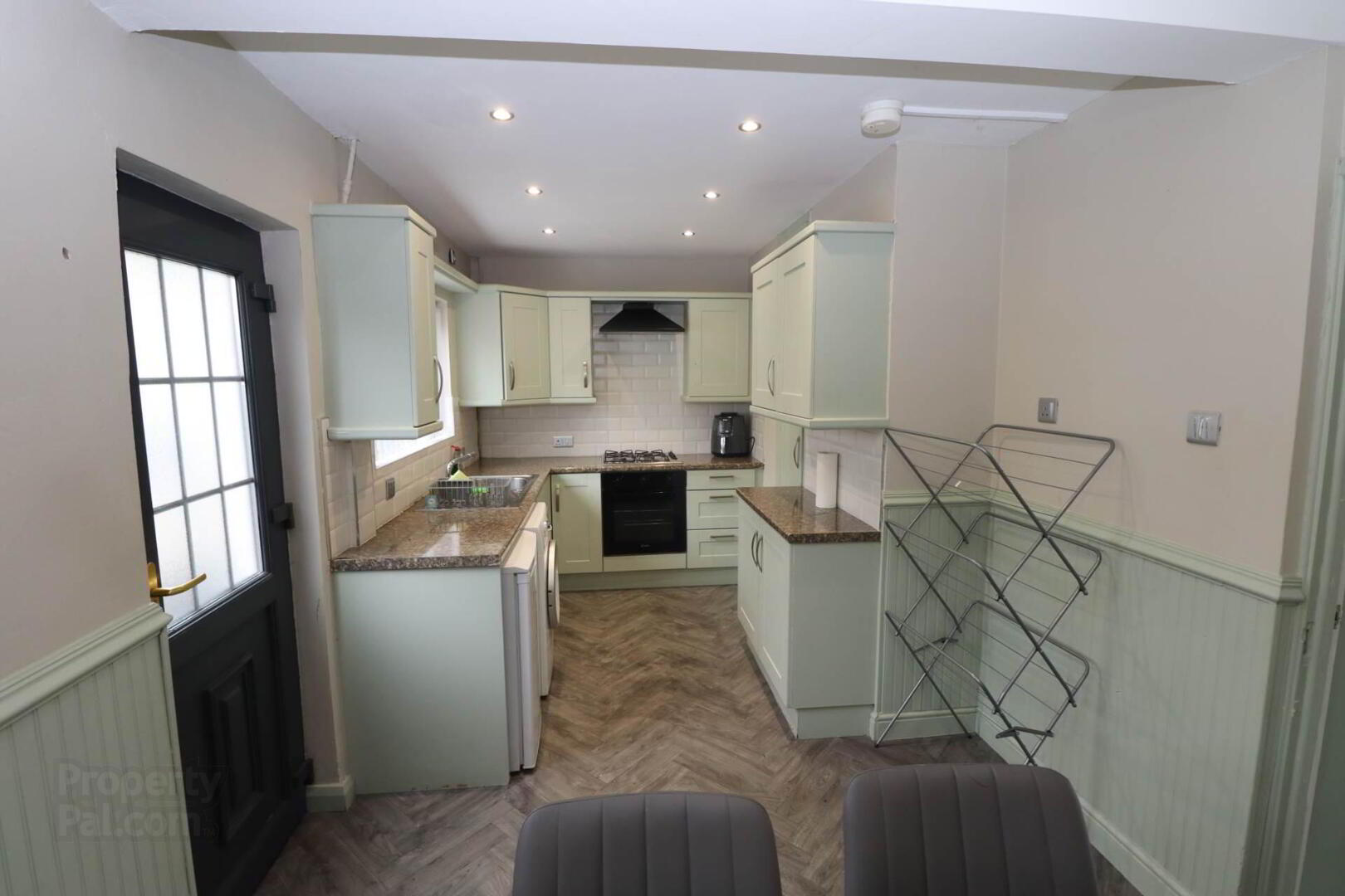32 Norglen Road 3 of 8