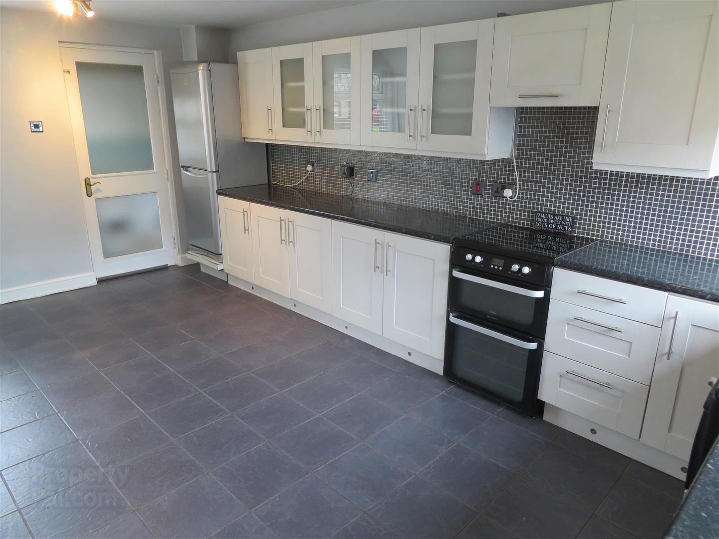 25 Braemar Avenue 7 of 14
