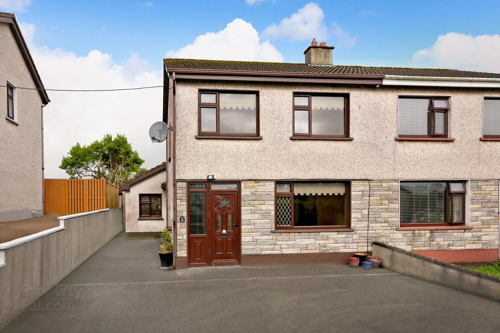 24 Oakfield 1 of 16