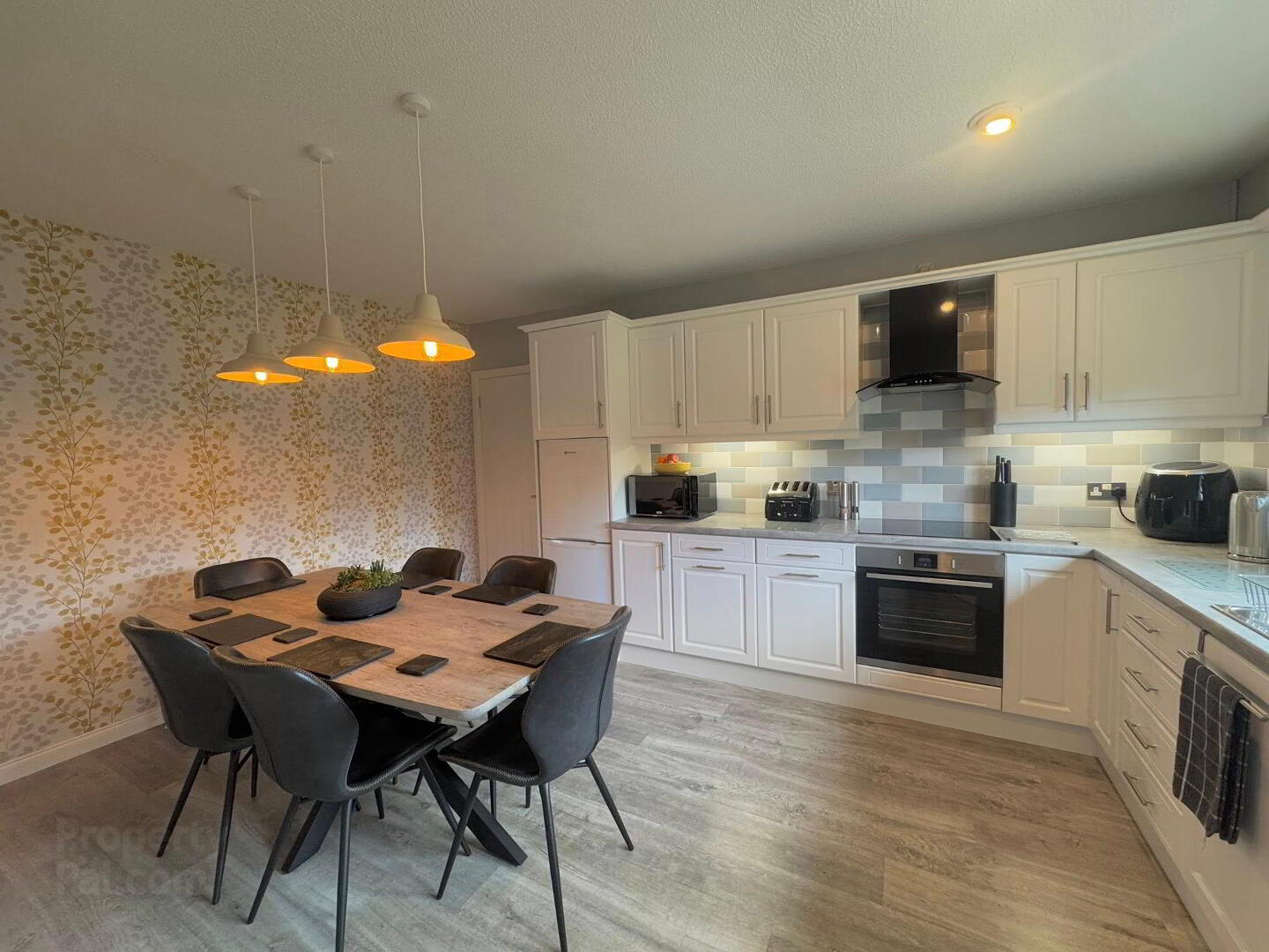 3 Downview Crescent 10 of 42